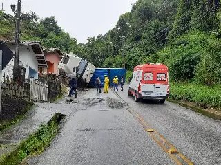 (VÍDEO) Motorista ficou na cabine por risco de choque elétrico - 1