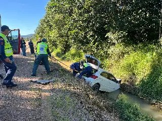 (VÍDEO) Condutora perde controle do volante e cai no riacho - 3