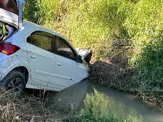 (VÍDEO) Condutora perde controle do volante e cai no riacho - 5