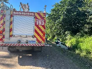 (VÍDEO) Condutora perde controle do volante e cai no riacho - 1