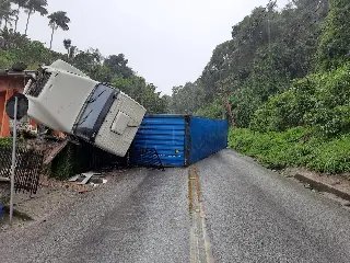 Diretor de Trânsito pede mais rapidez para retirar caminhão da via - 1