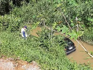 Mais um carro cai na vala em menos de uma hora - 1