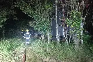Casa fica destruída após incêndio na região do Moura  - 1