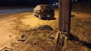 Homem morre após colisão de carro em poste na Antônio Heil  - 1