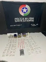 Suspeito abandona mochila com drogas ao avistar polícia - 1