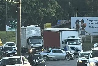 Grave acidente na Ivo Silveira deixa motorista ferido - 2