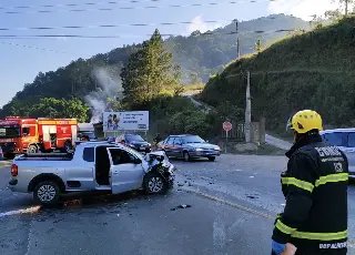 Grave acidente na Ivo Silveira deixa motorista ferido - 1