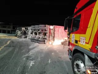 Carreta com lixo reciclável tomba em trevo durante a madrugada - 4