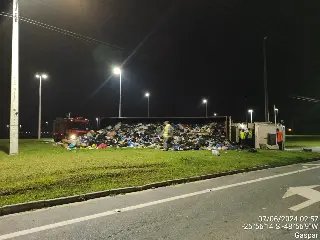 Carreta com lixo reciclável tomba em trevo durante a madrugada - 2