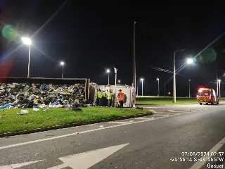 Carreta com lixo reciclável tomba em trevo durante a madrugada - 1