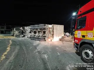 Carreta com lixo reciclável tomba em trevo durante a madrugada - 3