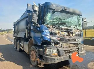 Caminhões colidem em acidente na rodovia Antônio Heil  - 3