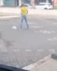 (VÍDEO) Mulher baixa as calças em frente ao terminal urbano - 1