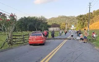 (VÍDEO) Carro acerta poste, fica destruído e motorista some - 3