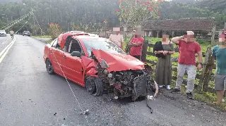 (VÍDEO) Carro acerta poste, fica destruído e motorista some - 6