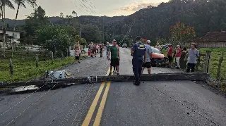 (VÍDEO) Carro acerta poste, fica destruído e motorista some - 7