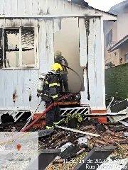 Morador foi acordado por vizinho quando fogo consumia casa - 2