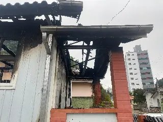 (VÍDEO) Incêndio queimou tudo e gato está desaparecido - 5