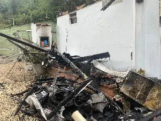(VÍDEO) Incêndio queimou tudo e gato está desaparecido - 6