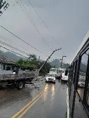 (VÍDEO) Caminhão bate e derruba dois postes no Limeira - 2