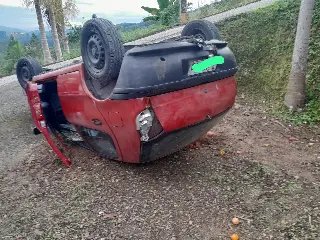 Carro capotou quando transitava pelo bairro Cedrinho  - 1