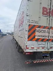 Caminhão colide contra poste e muro após acidente na Antônio Heil - 2
