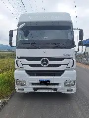 Caminhão colide contra poste e muro após acidente na Antônio Heil - 1