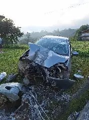 Carro sai da pista e colide contra poste na rodovia SC-108 - 1