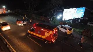 (VÍDEO) Carro capota após colisão na rodovia Antônio Heil - 1