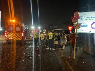 (VÍDEO) Carro capota após colisão na rodovia Antônio Heil - 4