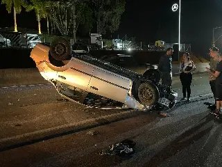 (VÍDEO) Carro capota após colisão na rodovia Antônio Heil - 2