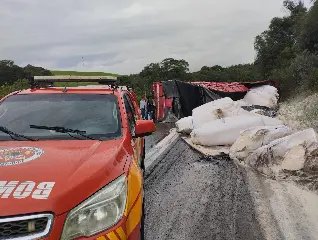 Câmera em carro registra tombamento de carreta na BR-470 - 1