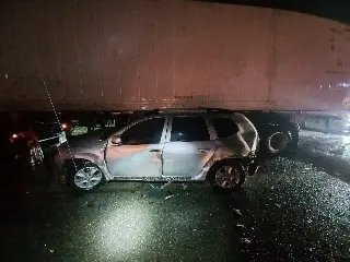 Carros ficam destruídos após colisão na Antônio Heil - 4