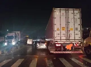 Carros ficam destruídos após colisão na Antônio Heil - 5