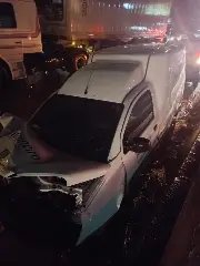 Carros ficam destruídos após colisão na Antônio Heil - 1