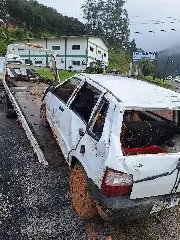 Veículo cai na vala ao desviar de outro carro - 1