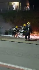 (VIDEO) Carro fica totalmente destruído após pegar fogo em Brusque - 10