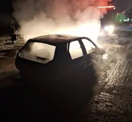 Segundo carro pega fogo em Brusque na mesma noite - 1
