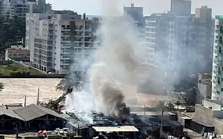(VÍDEO) Incêndio atinge depósito de obra em Itajaí  - 3