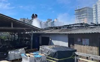 (VÍDEO) Incêndio atinge depósito de obra em Itajaí  - 2