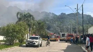 (VÍDEO) Incêndio atinge depósito de obra em Itajaí  - 1