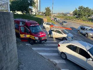 Acidente deixa ferido e causa transtorno na Bepe Roza - 4