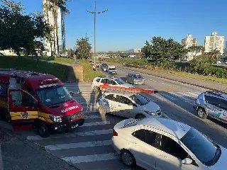 Acidente deixa ferido e causa transtorno na Bepe Roza - 5