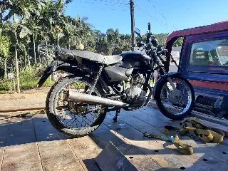 Motociclista que colidiu contra poste sofreu fratura na perna  - 2