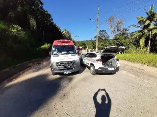 Motociclista que colidiu contra poste sofreu fratura na perna  - 1