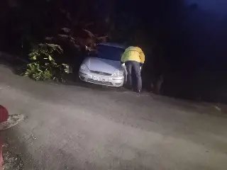 Carro fica em situação de risco no Águas Claras - 2