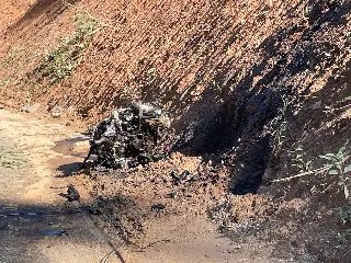 (VÍDEO) Motorista bate contra poste e motor é arrancado do veículo - 2