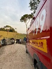 Bombeiros são acionados após capotamento de veículo - 3