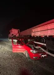 Carro para embaixo de carreta após acidente em Ituporanga - 1
