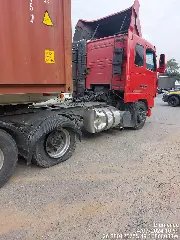 Van tomba após colisão com carreta na rodovia  - 2